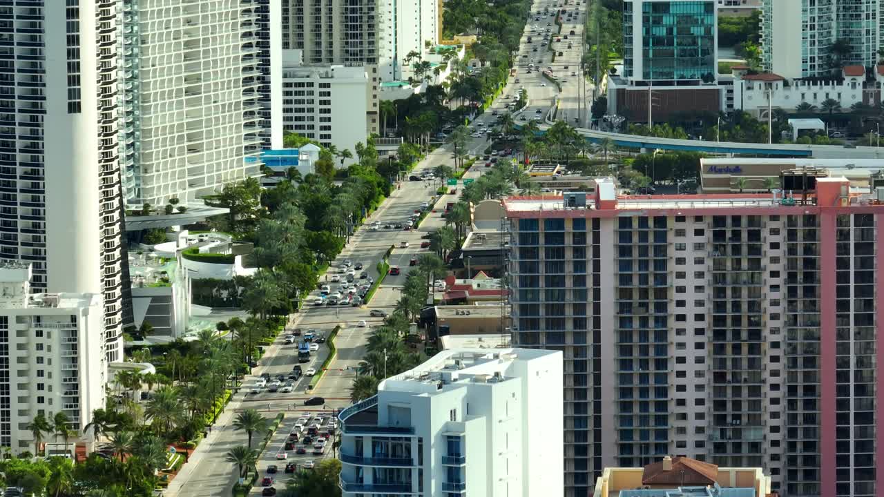 阳光岛海滨城市拥有豪华的高层酒店和公寓建筑，以及大西洋沿岸繁忙的海洋车道。佛罗里达州南部的美国旅游基础设施视频素材