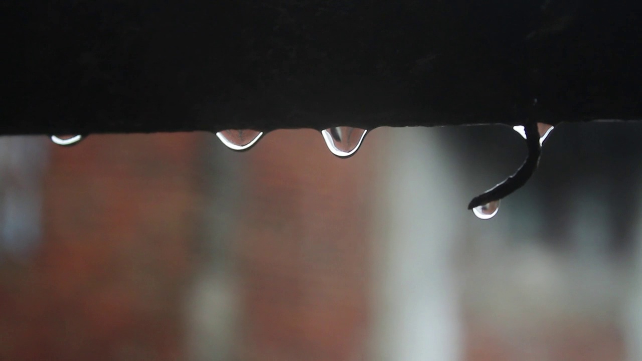 雨滴落在铁柱上视频下载