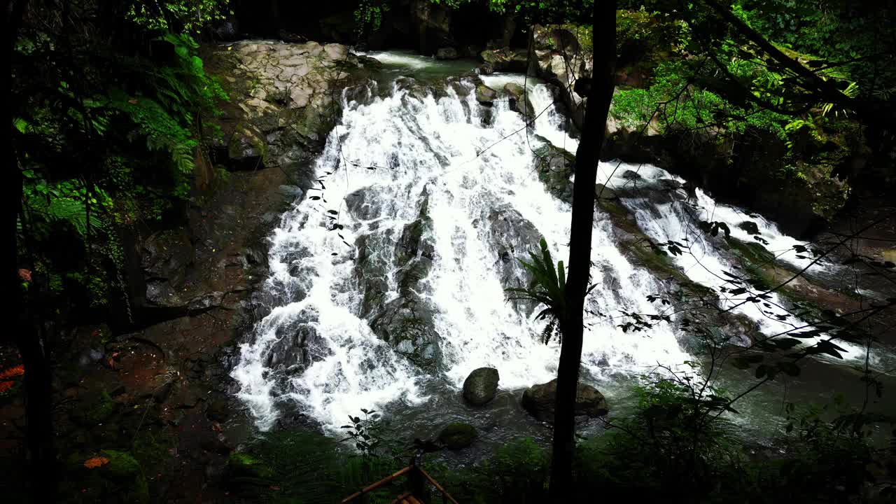 巴厘岛巴厘岛瀑布。视频素材