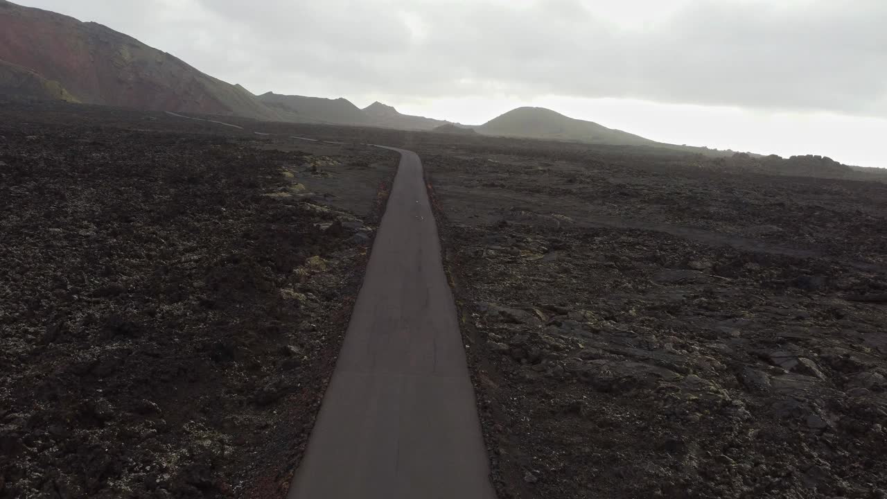 从空中探索兰萨罗特岛提曼法亚火山之间的道路视频下载