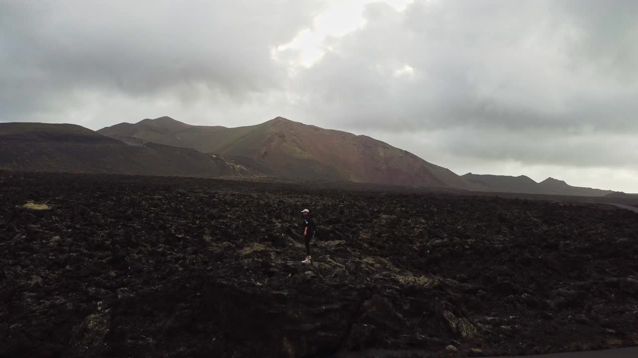 从空中探索兰萨罗特岛提曼法亚火山之间的道路视频素材