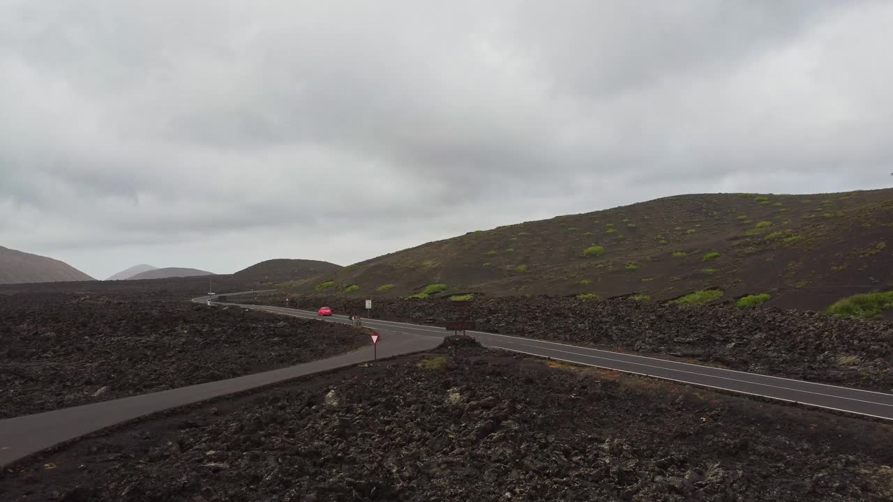 从空中探索兰萨罗特岛提曼法亚火山之间的道路视频下载