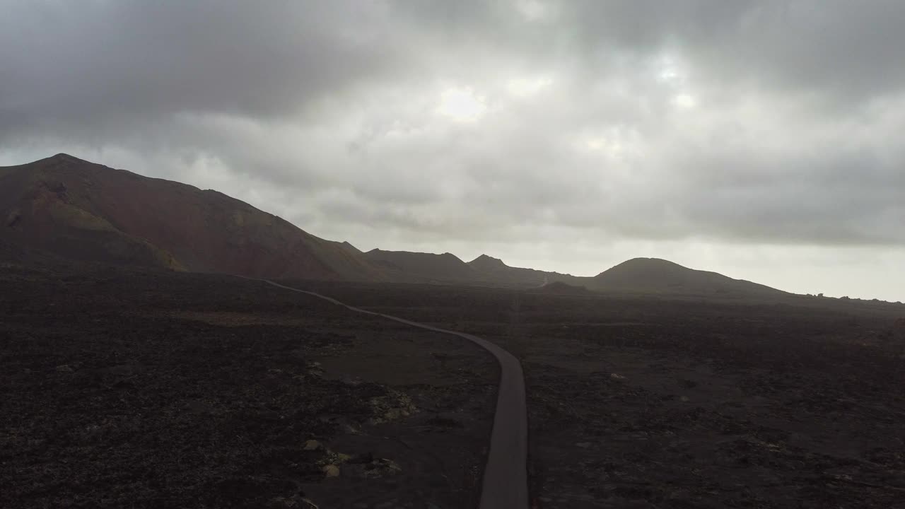 从空中探索兰萨罗特岛提曼法亚火山之间的道路视频下载