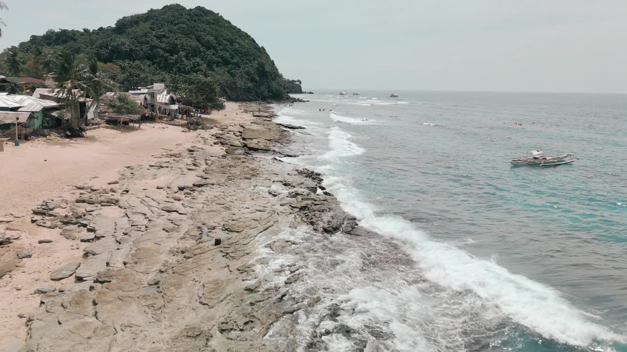 在阳光明媚的日子里，无人机拍摄了泥泞的海滩和森林丘陵视频素材