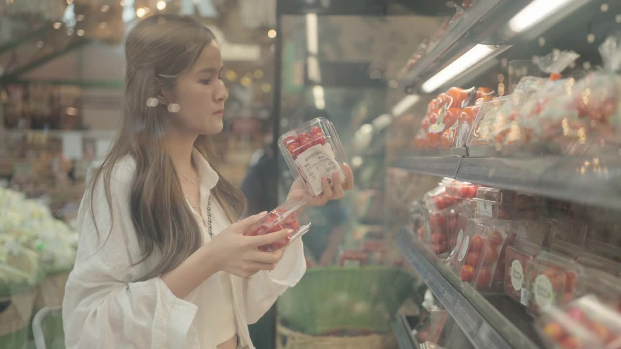 生活方式的女人在超市买食物和饮料视频素材