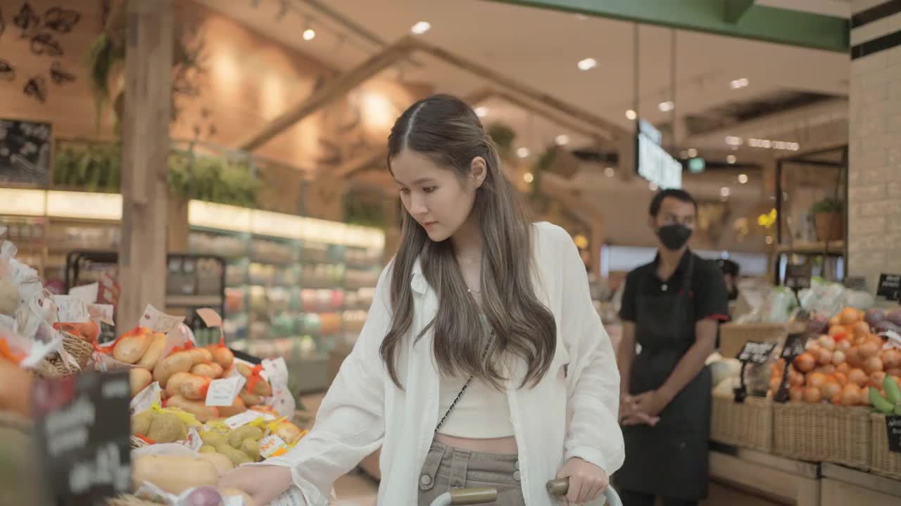 生活方式的女人在超市买食物和饮料视频素材