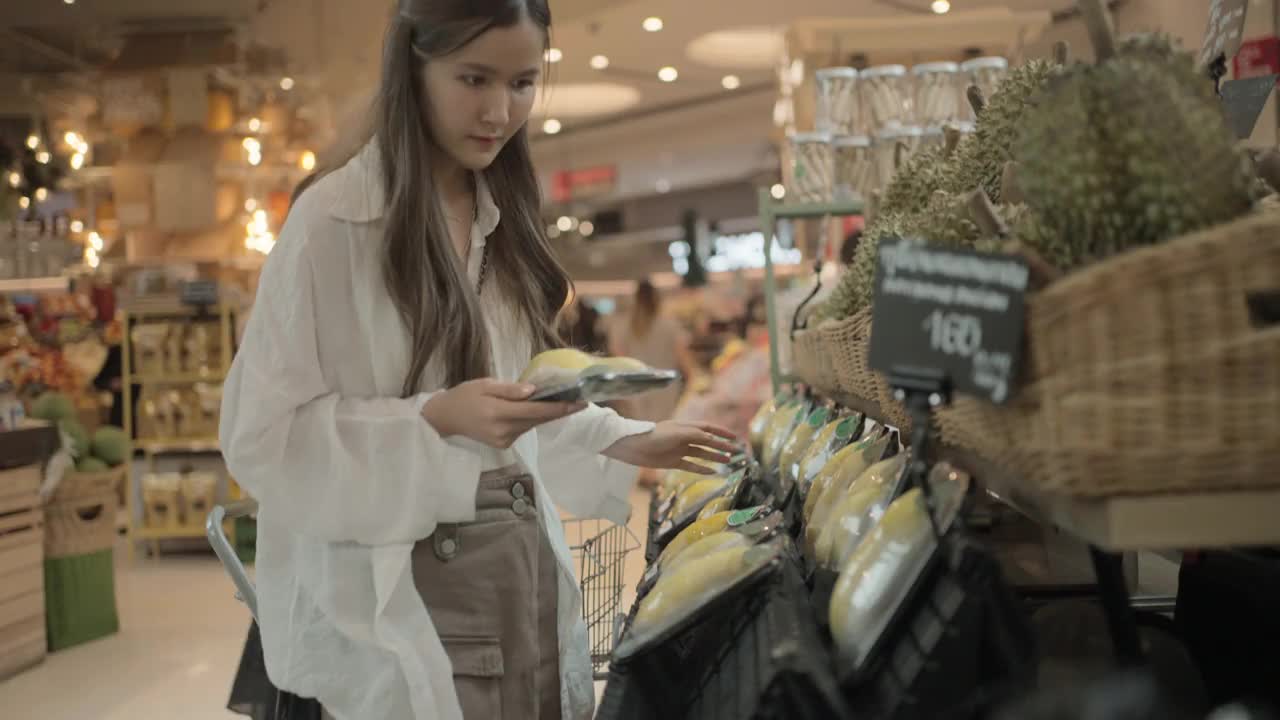 生活方式的女人在超市买食物和饮料视频素材