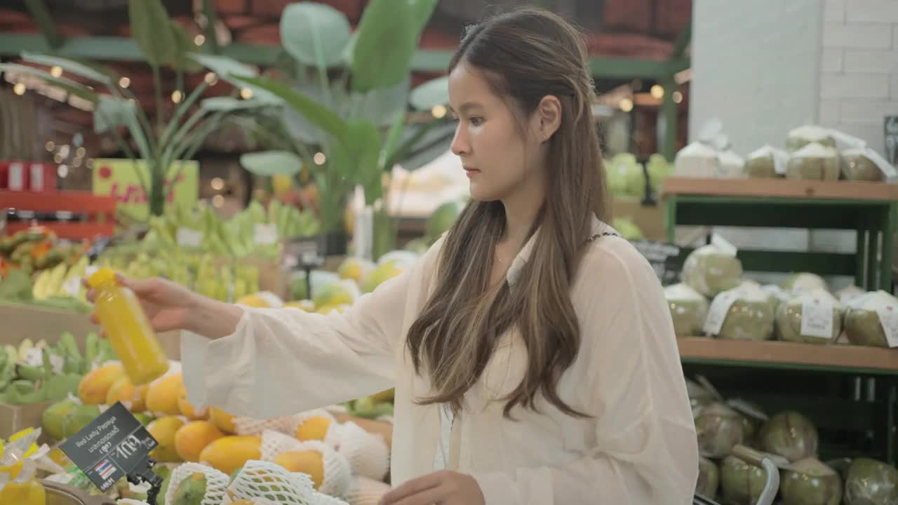 生活方式的女人在超市买食物和饮料视频素材