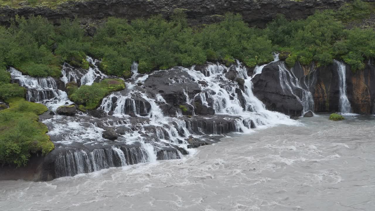 Hraunfossar、惠特河、胡萨费德、西部区、西部地区、冰岛、北欧、欧洲的赫伦福萨尔瀑布。视频素材