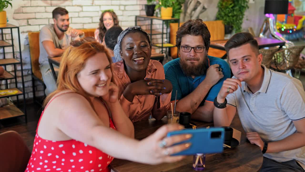 Group Of Friends Taking A Selfie In A Café视频素材