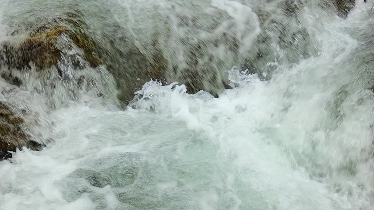 山间河水用慢动作特写视频素材