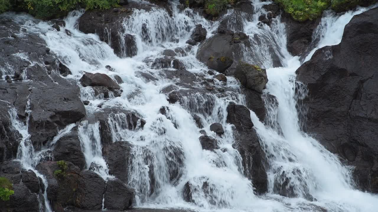 Hraunfossar、惠特河、胡萨费德、西部区、西部地区、冰岛、北欧、欧洲的赫伦福萨尔瀑布。视频素材