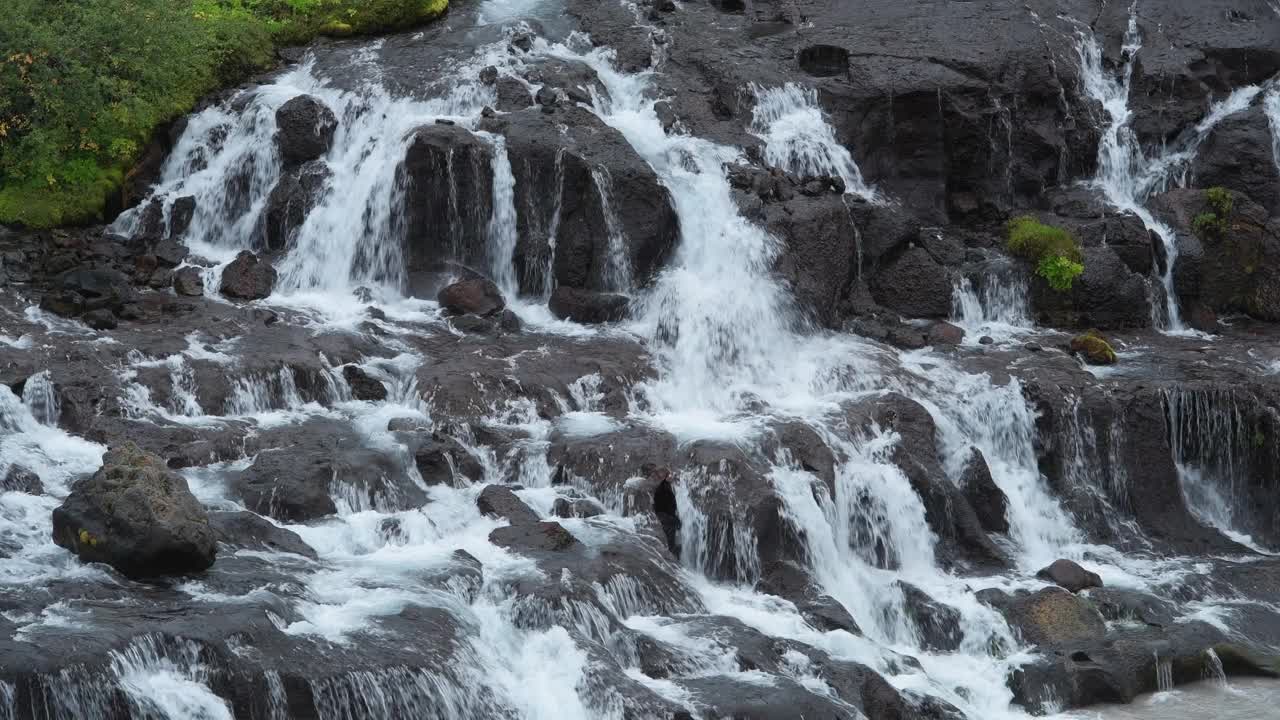 Hraunfossar河上的瀑布，Hvítá河，Húsafell, Vesturland，西部地区，冰岛，北欧，欧洲。视频素材