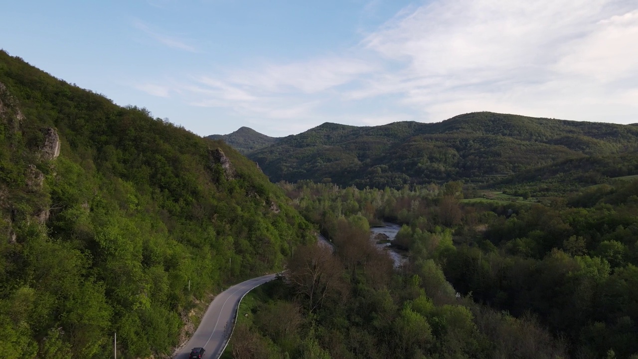 汽车在山区柏油路上行驶的春游概念视频素材