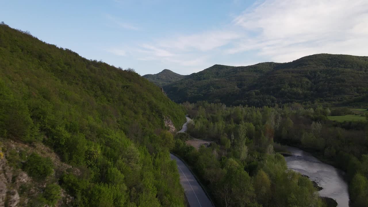 汽车在山区柏油路上行驶的春游概念视频素材