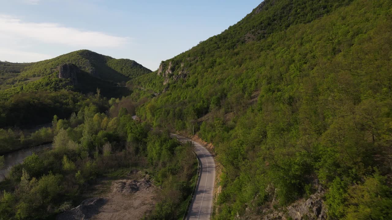 汽车在山区柏油路上行驶的春游概念视频素材