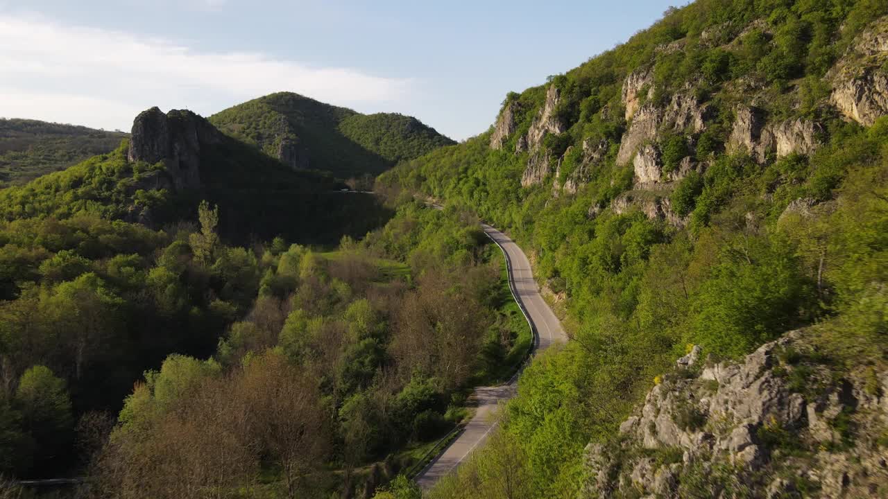 汽车在山区柏油路上行驶的春游概念视频素材