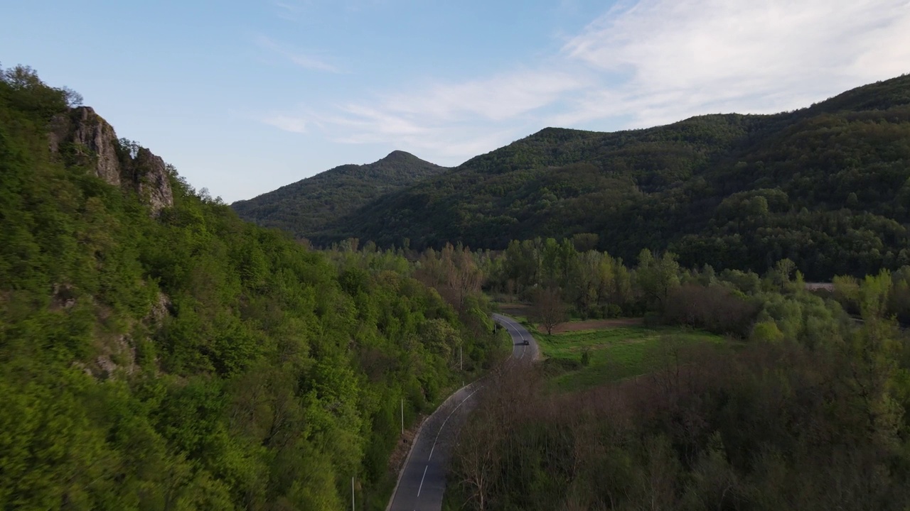 汽车在山区柏油路上行驶的春游概念视频素材