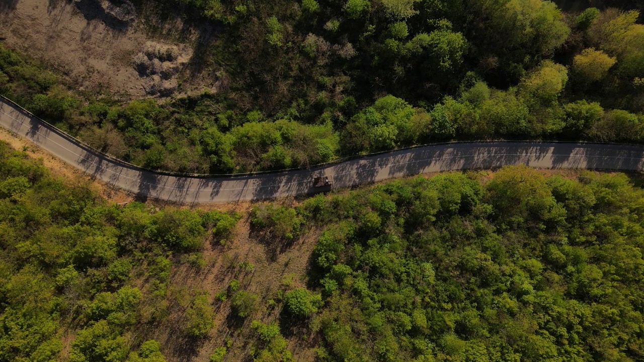 汽车在山区柏油路上行驶的春游概念视频素材