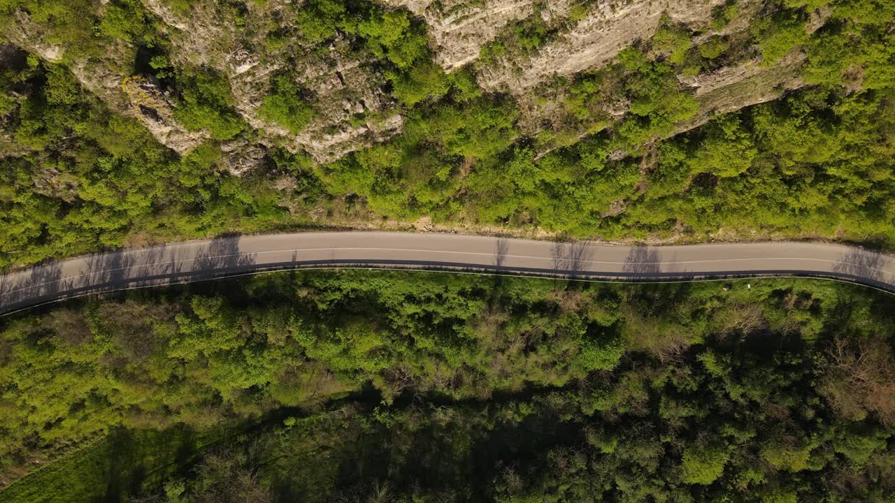 汽车在山区柏油路上行驶的春游概念视频素材