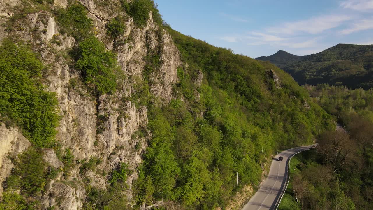 汽车在山区柏油路上行驶的春游概念视频素材