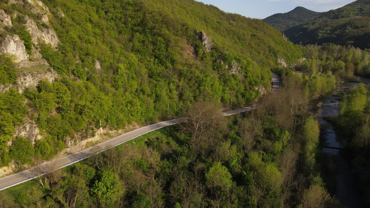 汽车在山区柏油路上行驶的春游概念视频素材