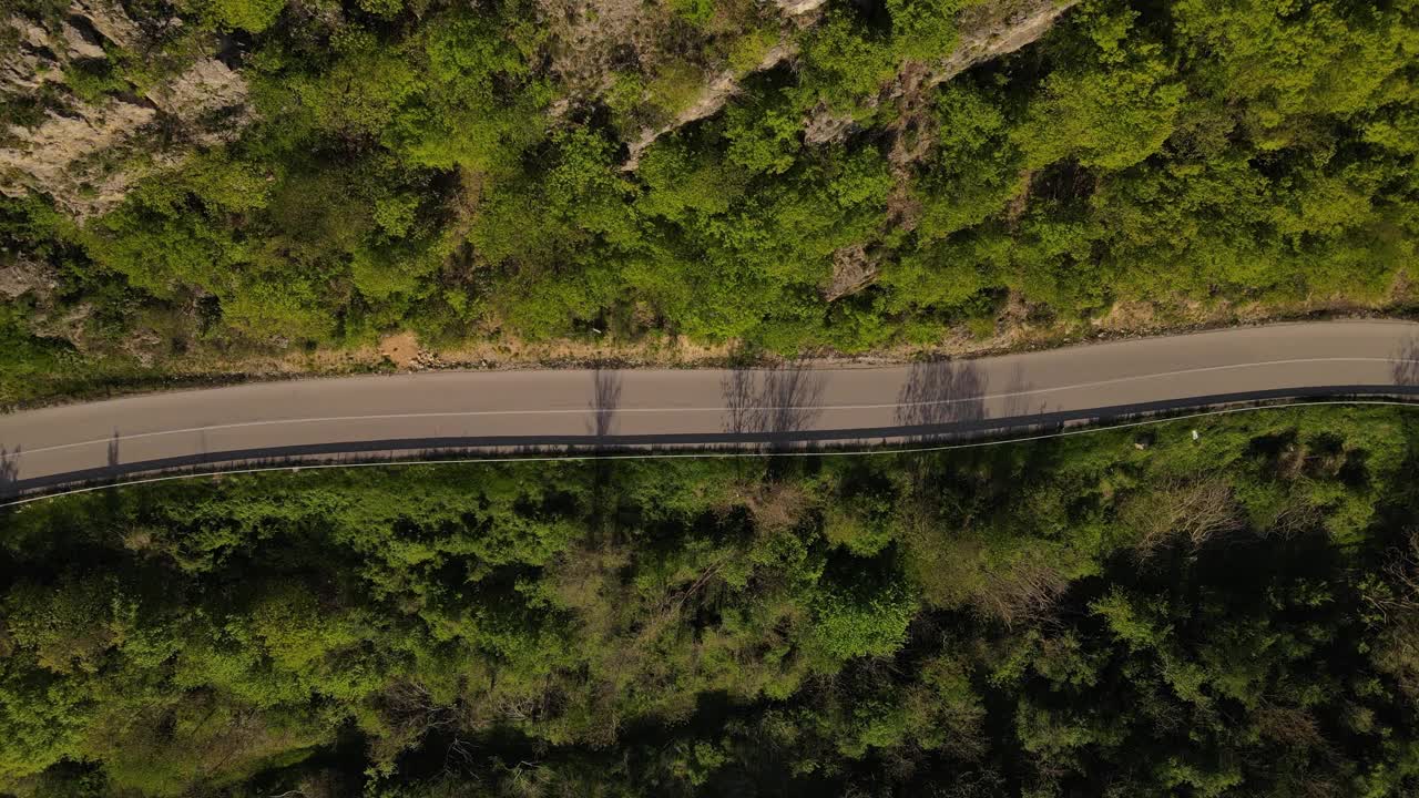 汽车在山区柏油路上行驶的春游概念视频素材