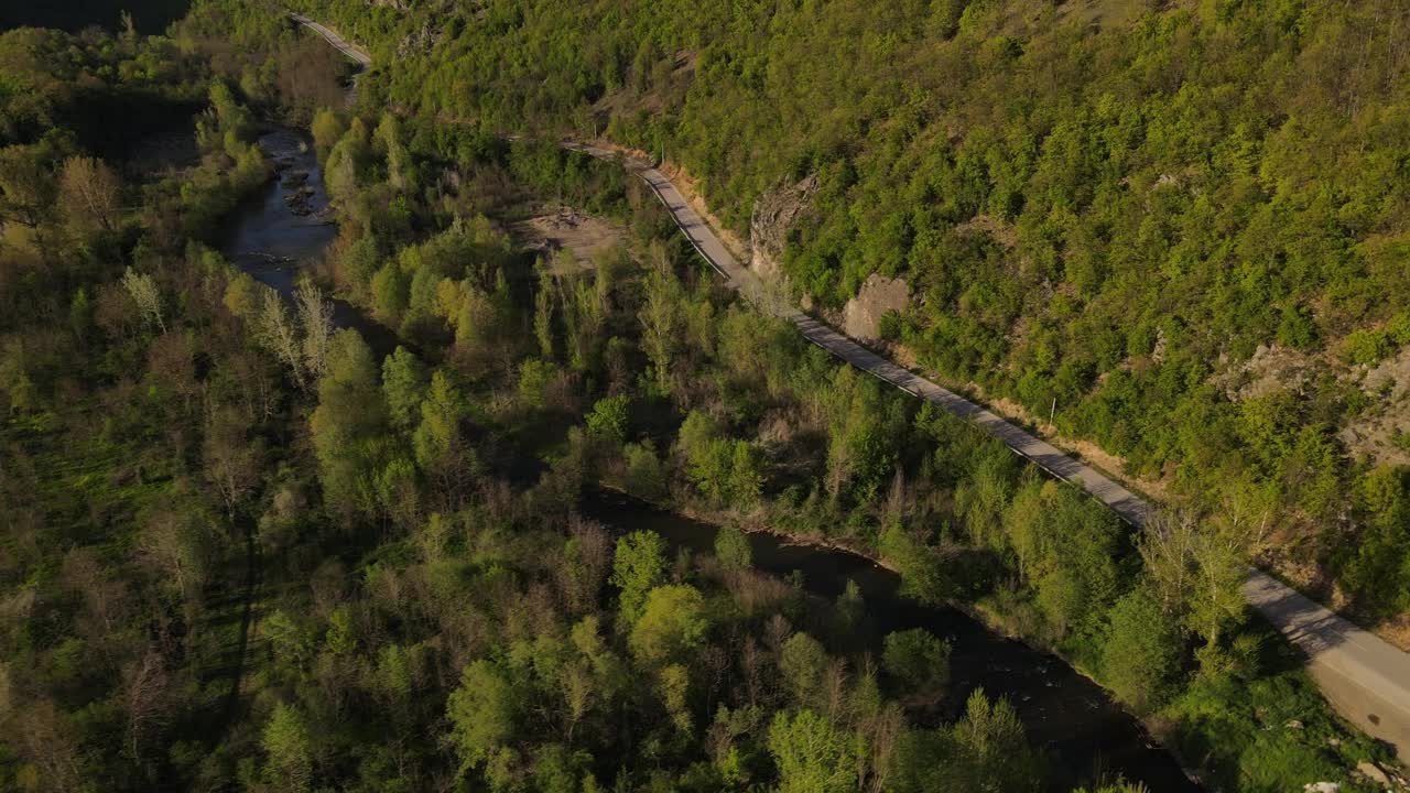 汽车在山区柏油路上行驶的春游概念视频素材