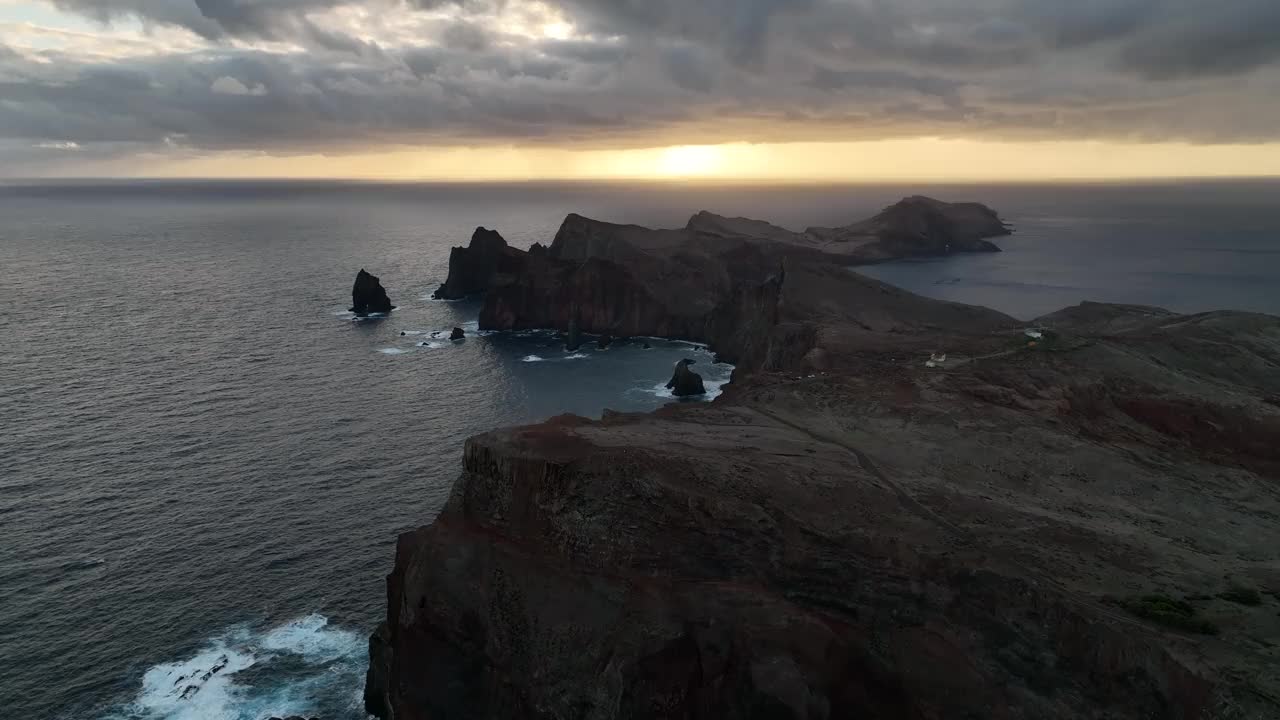 无人机海景，在日落时看到Miradouro da Ponta do Rosto岛视频素材