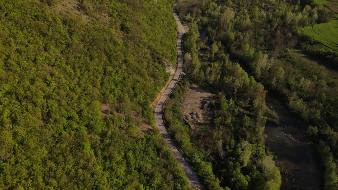 汽车在山区柏油路上行驶的春游概念视频素材