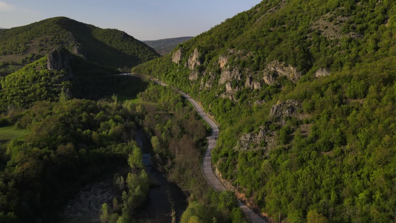 汽车在山区柏油路上行驶的春游概念视频素材