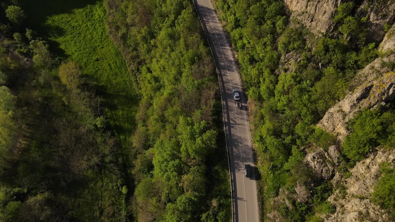 汽车在山区柏油路上行驶的春游概念视频素材