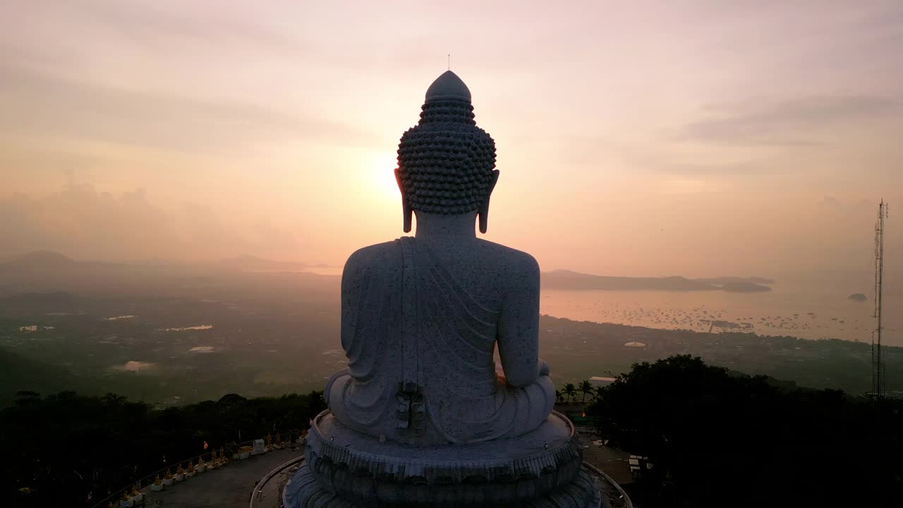 从空中俯瞰大海、山脉和下面的城市的白色大佛，游客喜欢来泰国普吉岛朝拜和拍照。视频下载