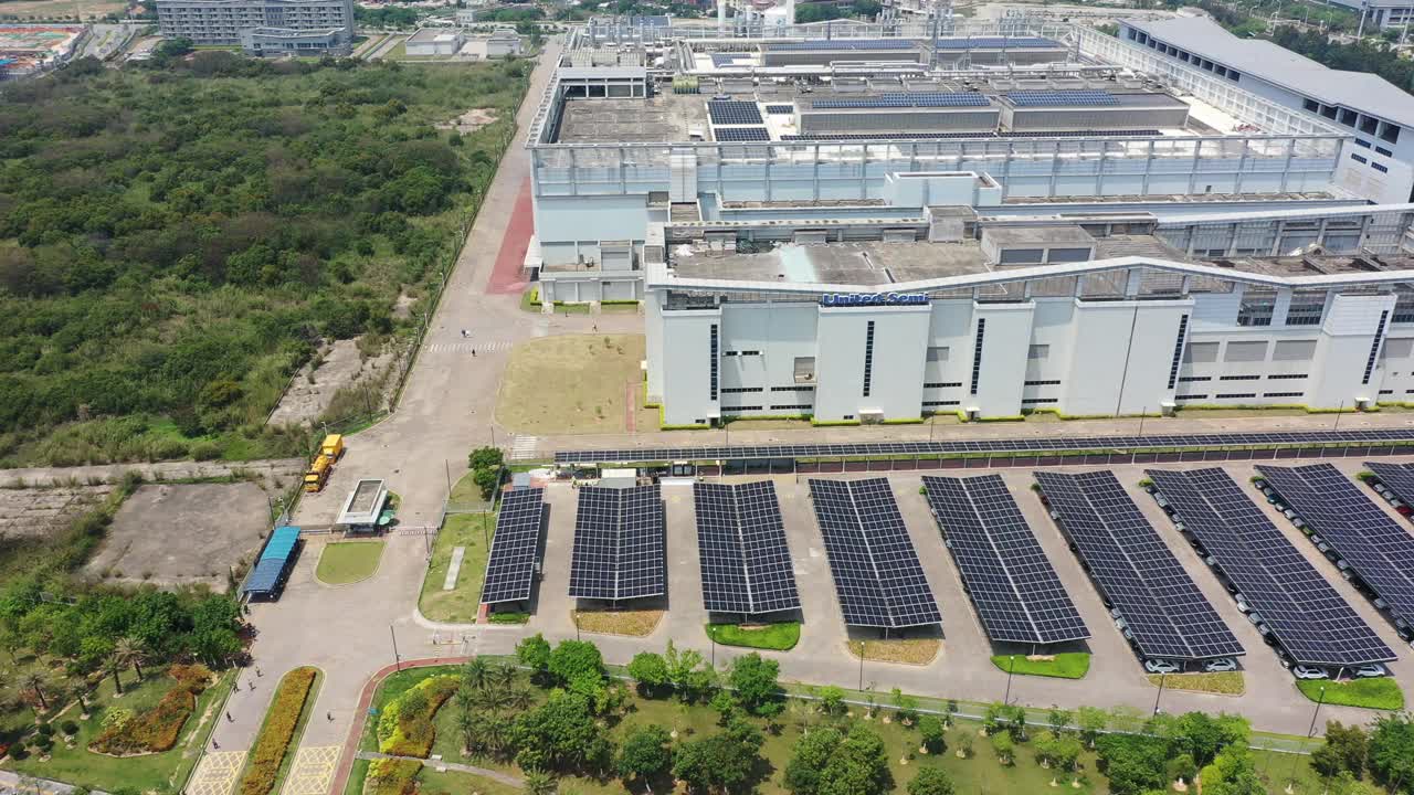 停车场遮阳篷上的太阳能电池板视频素材