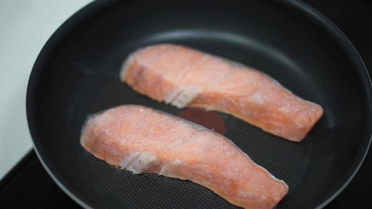 如何烹饪冷冻鲑鱼视频素材