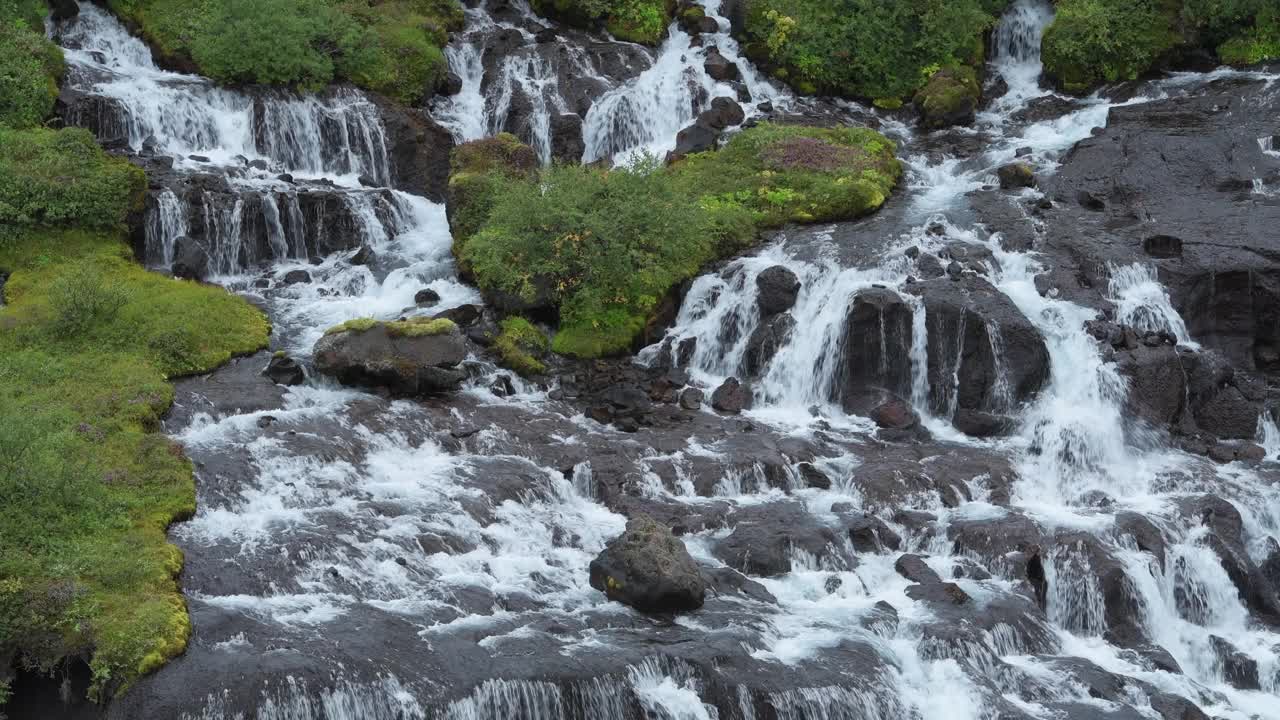 Hraunfossar河中的Hraunfussar瀑布，Hvítá河，Húsafell，Vesturland，西部地区，冰岛，北欧，欧洲。视频素材