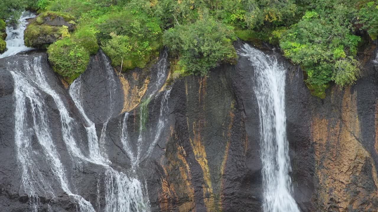 Hraunfossar、惠特河、胡萨费德、西部区、西部地区、冰岛、北欧、欧洲的赫伦福萨尔瀑布。视频素材