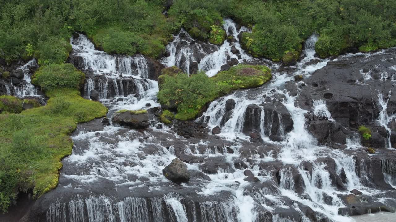 Hraunfossar河中的Hraunfussar瀑布，Hvítá河，Húsafell，Vesturland，西部地区，冰岛，北欧，欧洲。视频素材