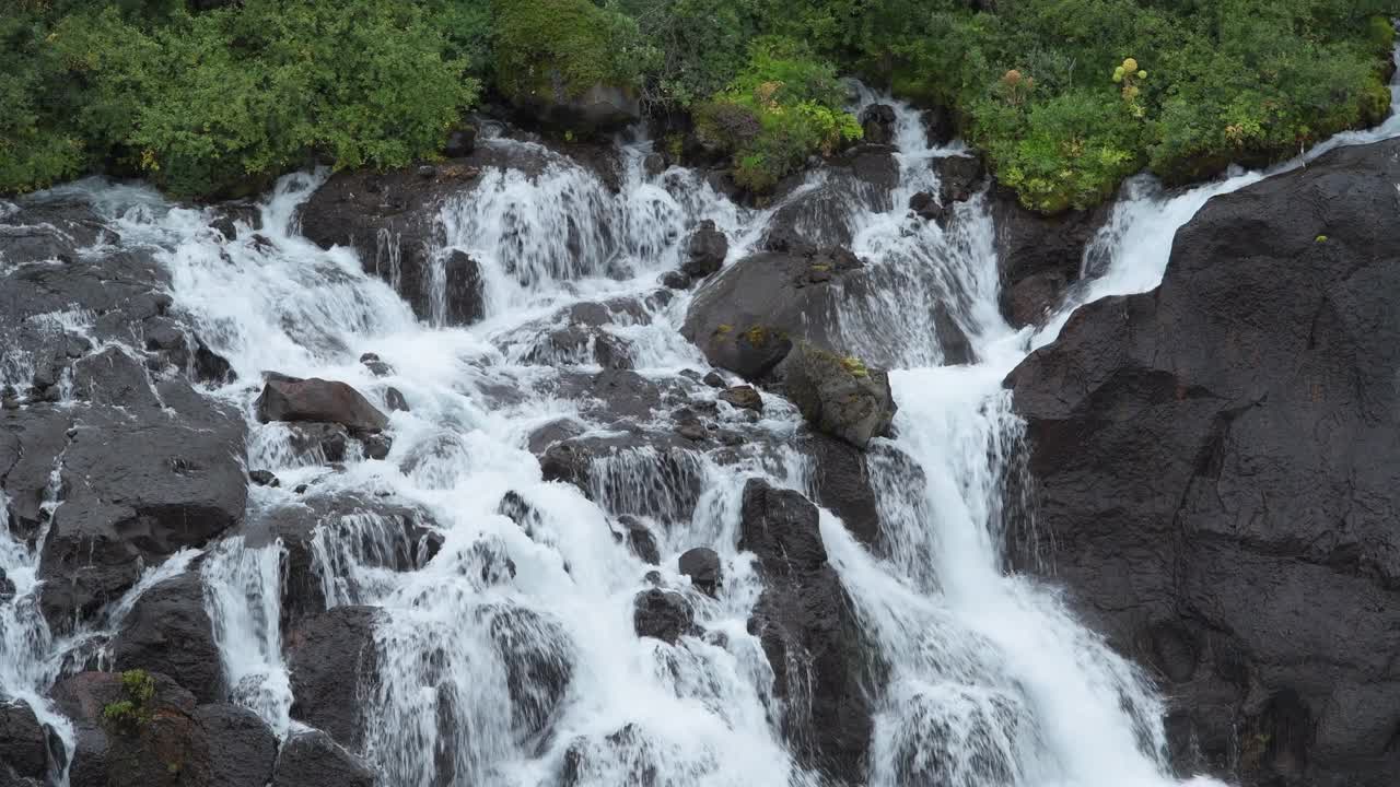 Hraunfossar、惠特河、胡萨费德、西部区、西部地区、冰岛、北欧、欧洲的赫伦福萨尔瀑布。视频素材