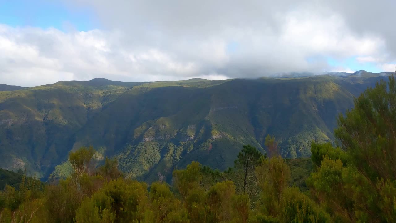 岛上群山的绿色斜坡。徒步旅行视频素材