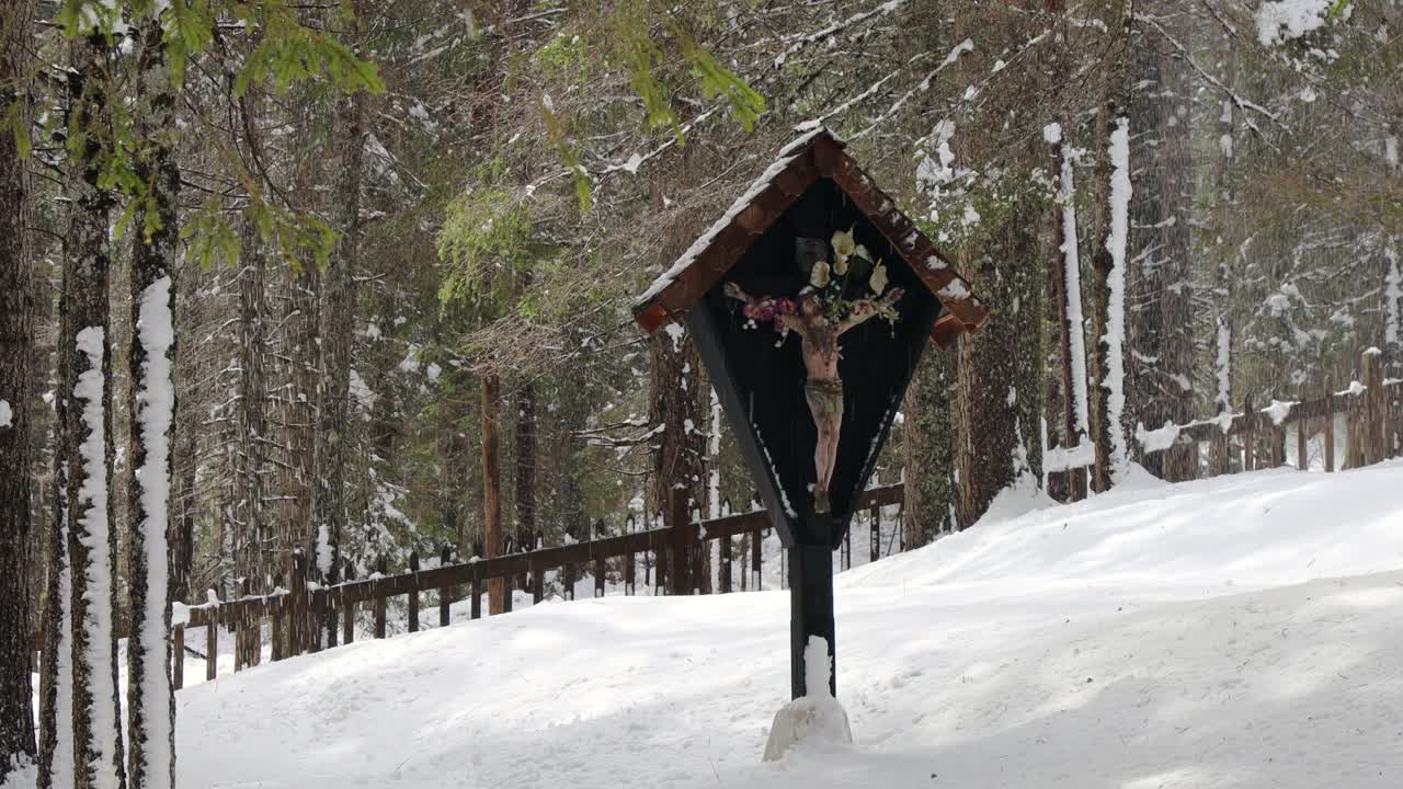 下雪天在意大利托布拉赫的Kriegerfriedhof Nasswand第一次世界大战墓地看到的十字架;白云石山脉视频下载