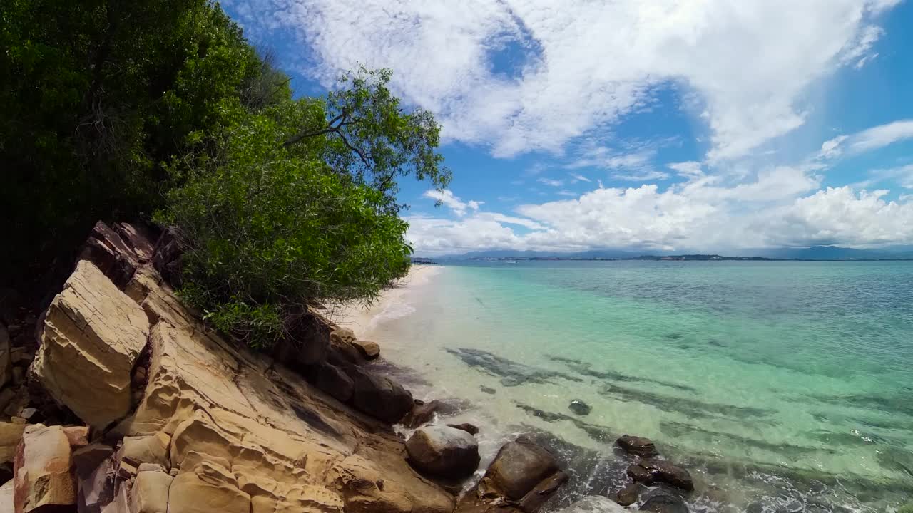 热带海滩和蓝色的大海。视频素材