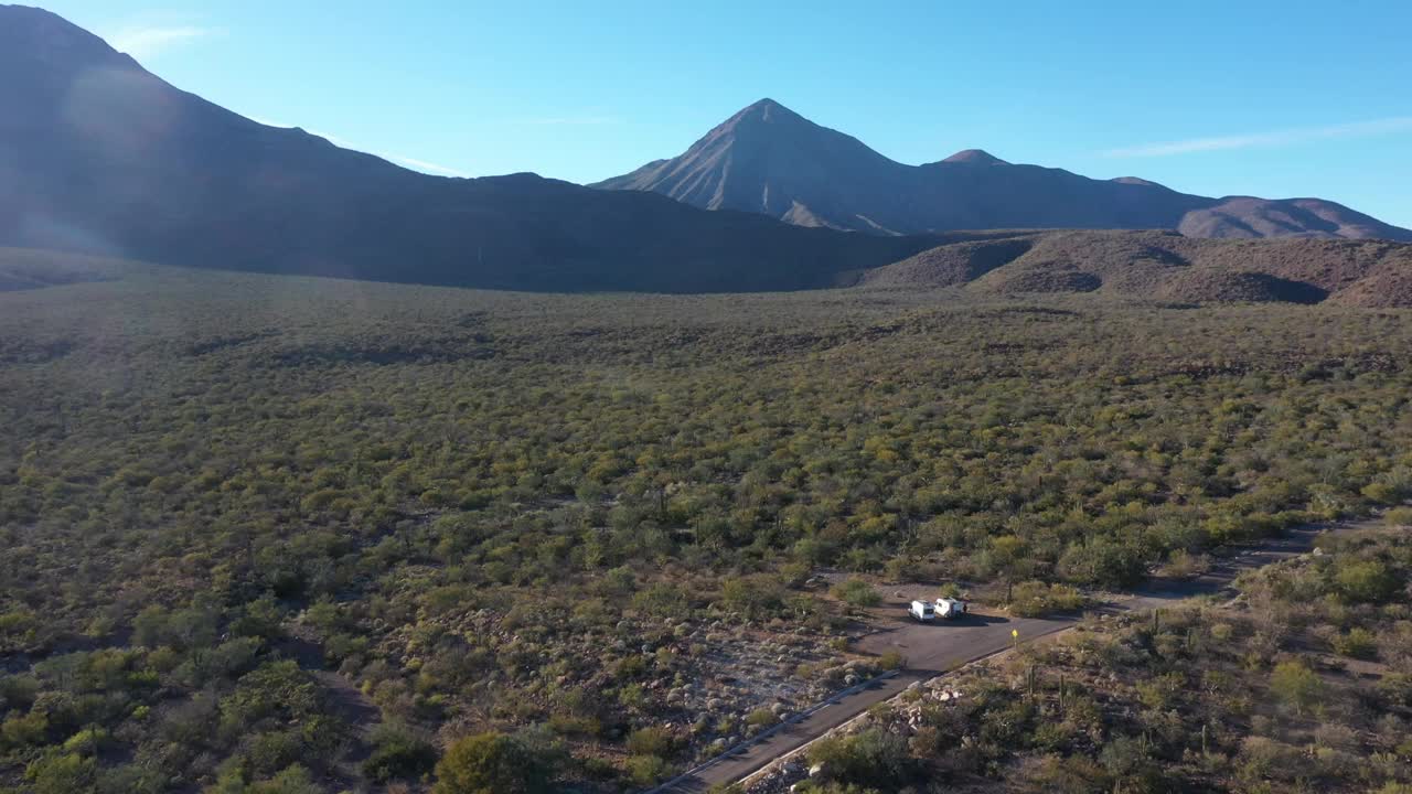 在墨西哥下加利福尼亚南部Mulege的三维尔京火山的空中无人机视图视频素材