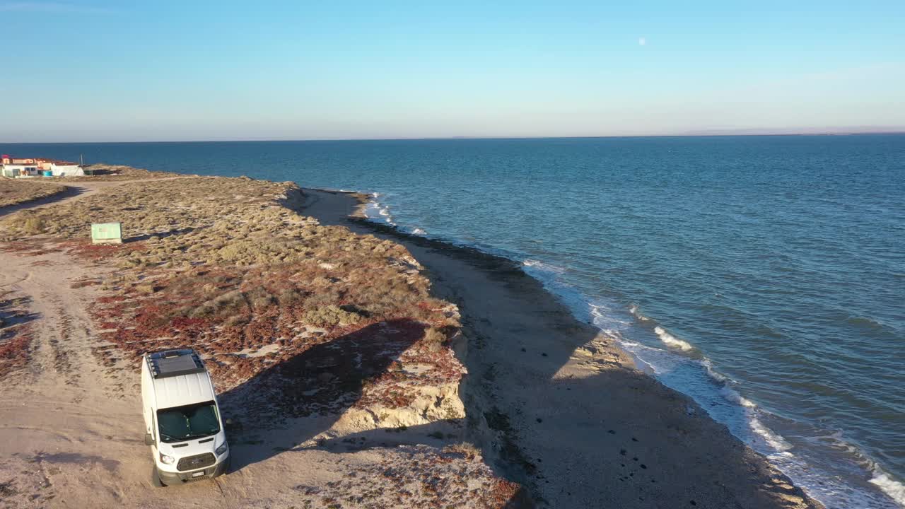 空中无人机视图的两个面包车生活货车露营在圣伊格纳西奥泻湖，下加利福尼亚南部，墨西哥视频下载