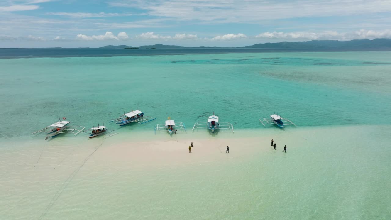 美丽的沙滩和海浪的海洋。视频素材