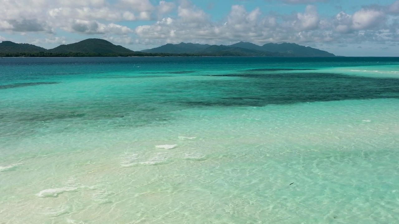 有海和岛的海景。视频素材