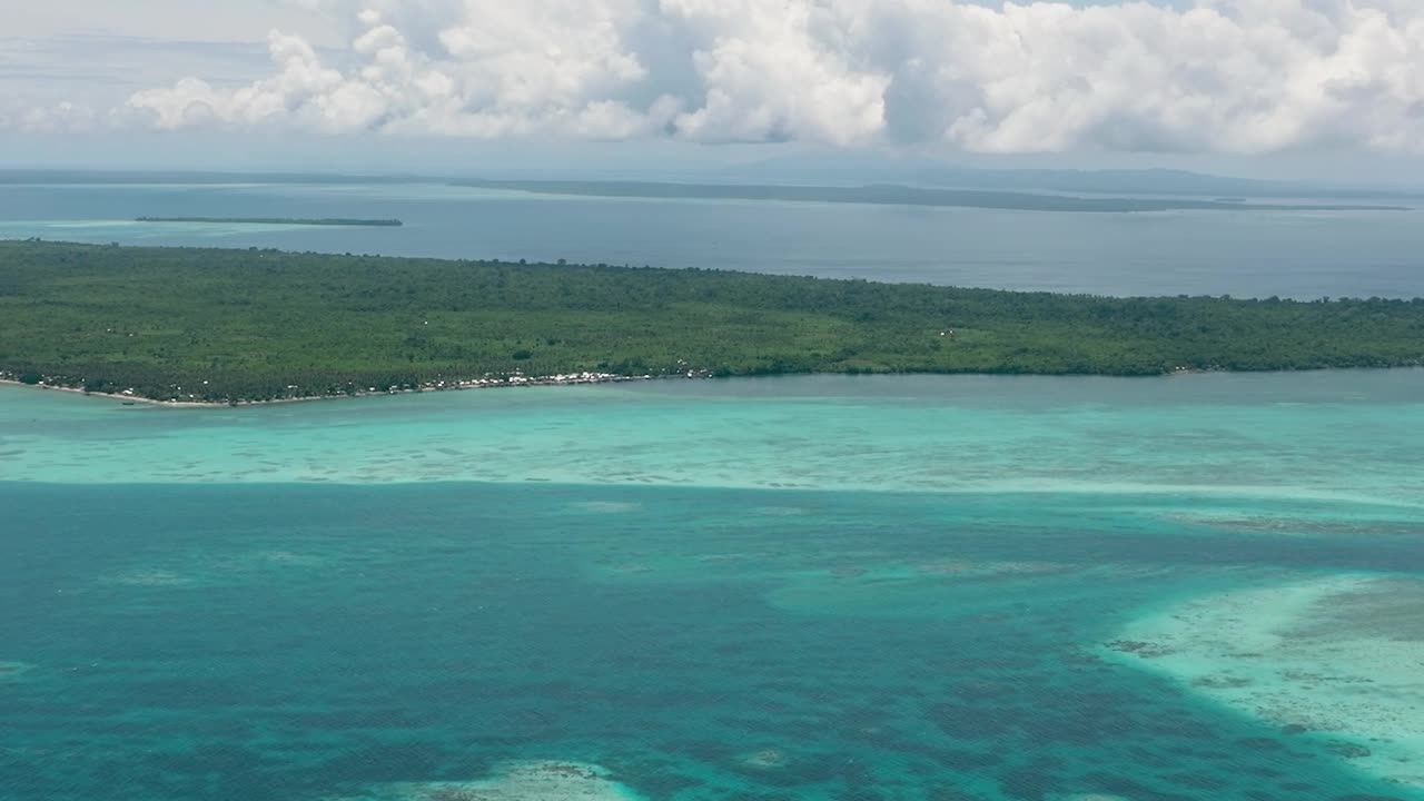 有海和岛的海景。视频素材