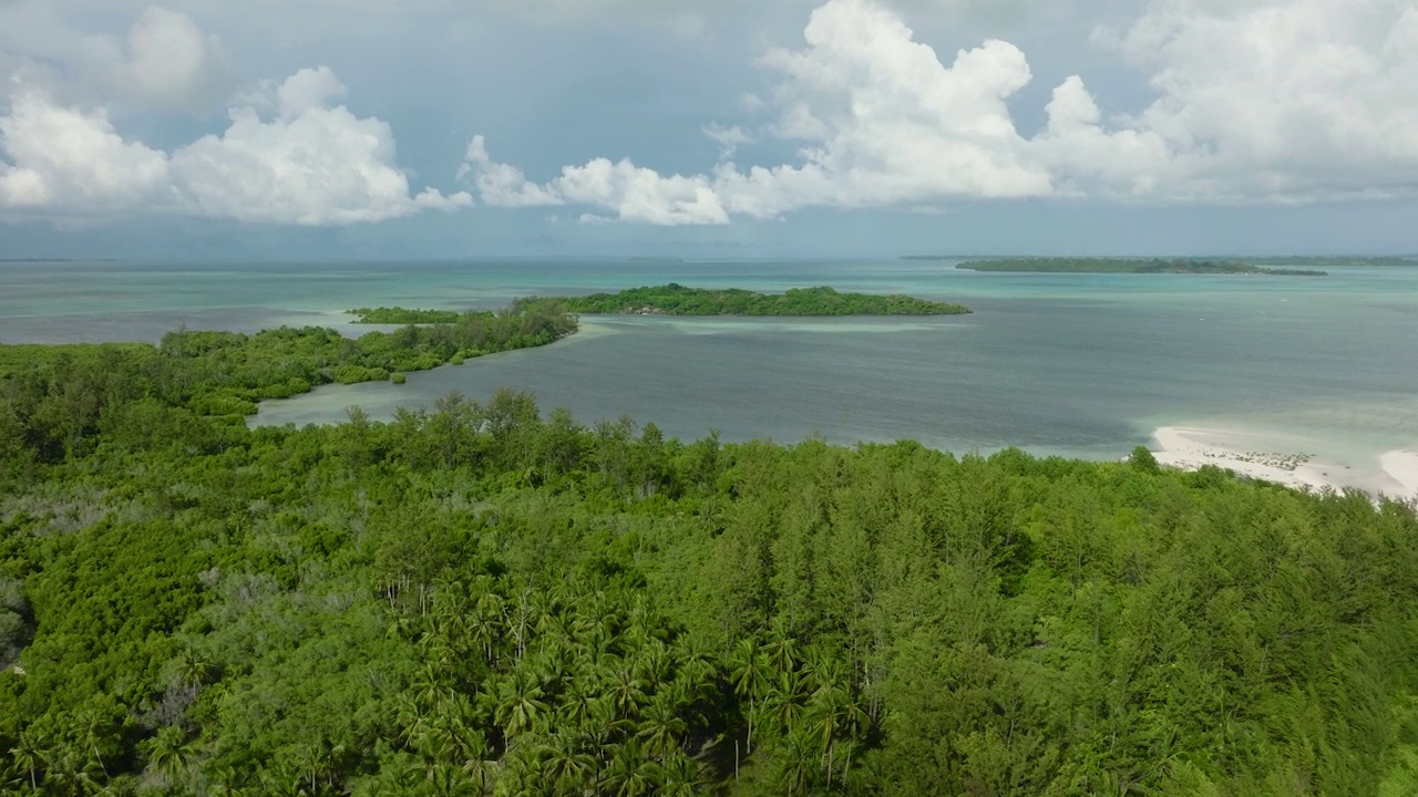 有海和岛的海景。视频素材