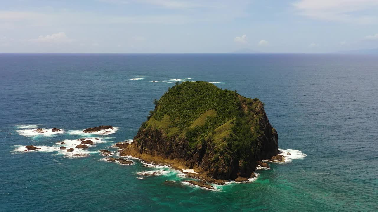 热带岛屿和蓝色海洋。视频素材