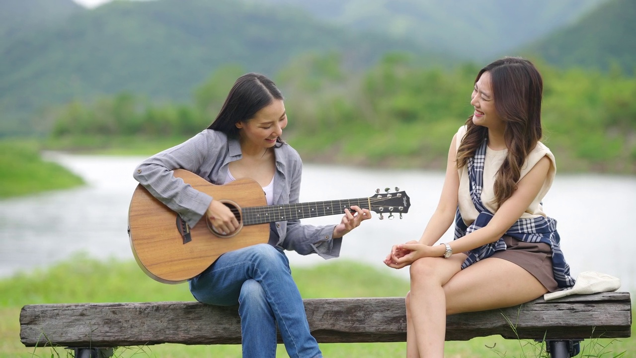 4K有吸引力的亚洲女性朋友露营一起在暑假。视频素材